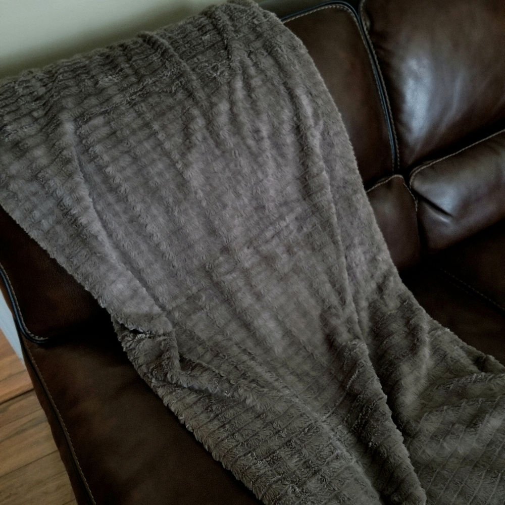 ❗Tahari Dark Grey/Brown Faux Fur Patterned Decorative Throw Blanket❗